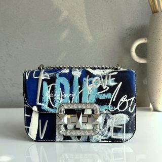 💌 Keď láska dostane tvar – IT LOVE od CROMIA 💌 Nie je to len kabelka, je to vyznanie. Každý detail hovorí o vášni,...