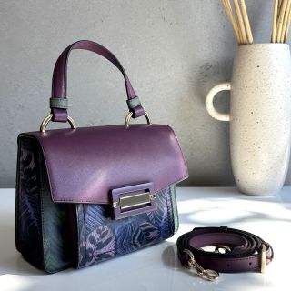 💜MISS SECRET💜 💫Kabelka Miss secret s tajomným a romantickým šarmom obohatená potlačou inšpirovanou tajnou záhradou, s...