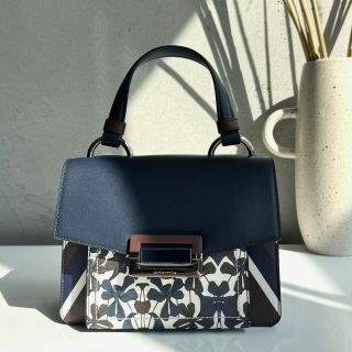 💙MISS COLLEGE💙 Aj ty patríš medzi ženy, ktoré majú doma basic šatník alebo tzv. kapsulový šatník? Potom kabelka talianskej...