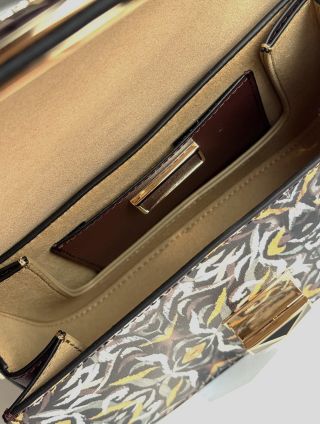 👜 Keď záleží aj na vnútri. „Krása ženy sa nehodnotí podľa toho, čo má na sebe, ale podľa toho, čo nosí v sebe. A kabelka?...