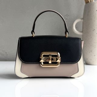 ✨ Kabelka ISABELA od CROMIA ✨ Elegancia, ktorá hneď zaujme. Isabela spája jemný taliansky dizajn, praktické členenie a...